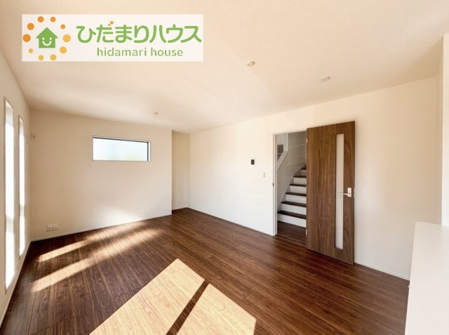 【居間・リビング】 | 第1土浦市中高津　新築戸建 | 南に面した大きな窓から差し込む光で日中は電気いらず♪