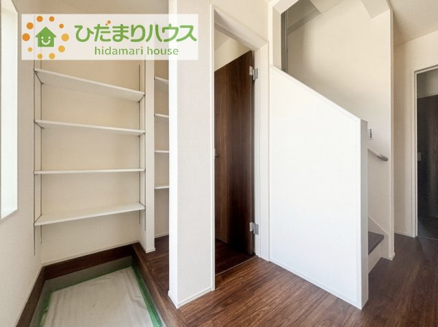 【玄関】 | 第1土浦市中高津　新築戸建 | シューズクロークはベビーカーやゴルフバックなど、大きな荷物を置けるのでとっても便利♪
横開きの扉付きで、隠して収納出来ますね(^^)