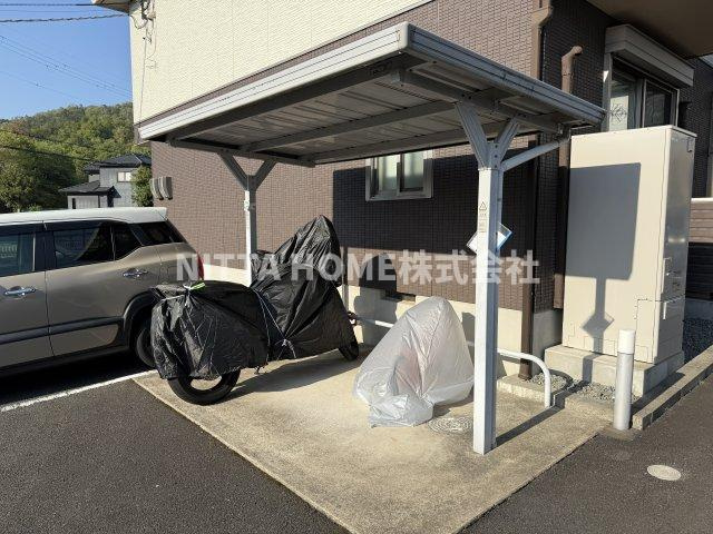 福知山市駒場新町１丁目のアパートのその他共用部分|屋根付きの駐輪場も設置しています＊