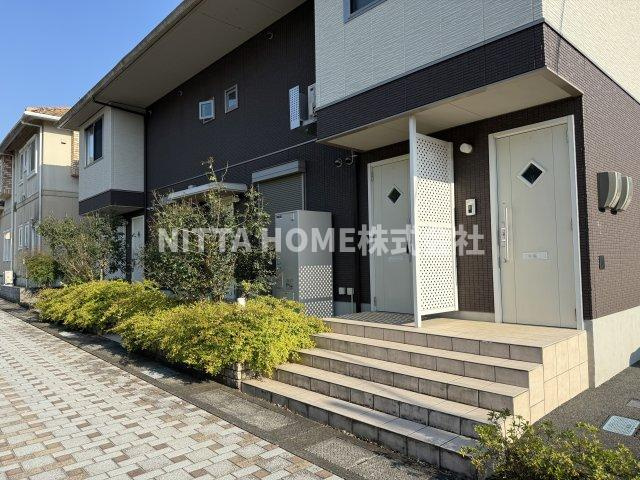 福知山市駒場新町１丁目のアパートのエントランス