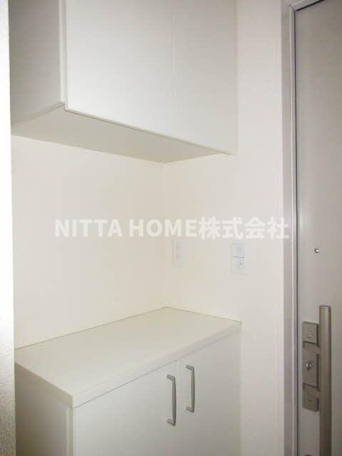 福知山市駒場新町１丁目のアパートの玄関|玄関にはシューズボックスが付いています！