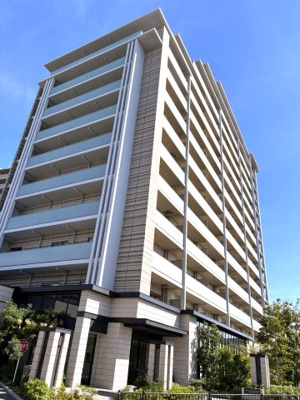 【外観】 | ライオンズ茨木総持寺ステーショングラン　オーナーチェンジ物件 | ■充実の共用施設一部有償●ゲストルーム●コワーキングスペース●ラウンジ●コンシェルジュサービス他■オートロック・宅配ボックス付■24時間ゴミ出し可能■洋室約6帖には奥行のあるウオークインクローゼット
