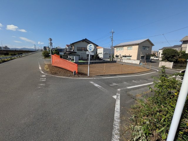 八王子市　中野上町　新築一戸建て　２期の前面道路含む現地写真|～南側7.7ｍ・東側4ｍ・北側4ｍ・道路に面しています～