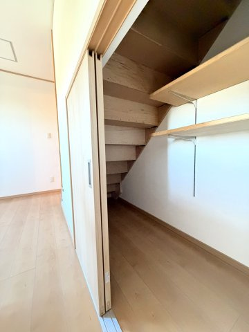 厚別東1条6丁目のその他|キッチン付近に階段下の収納スペースあり、パントリースペースとしても利用可能！