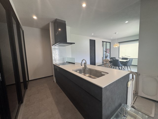 阪南市黒田　中古戸建のキッチン|リビング・ダイニングを見渡せる対面式キッチン。家族との会話も弾みそうです