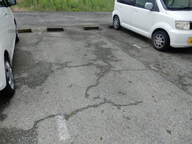 ニューサンハイツの駐車場