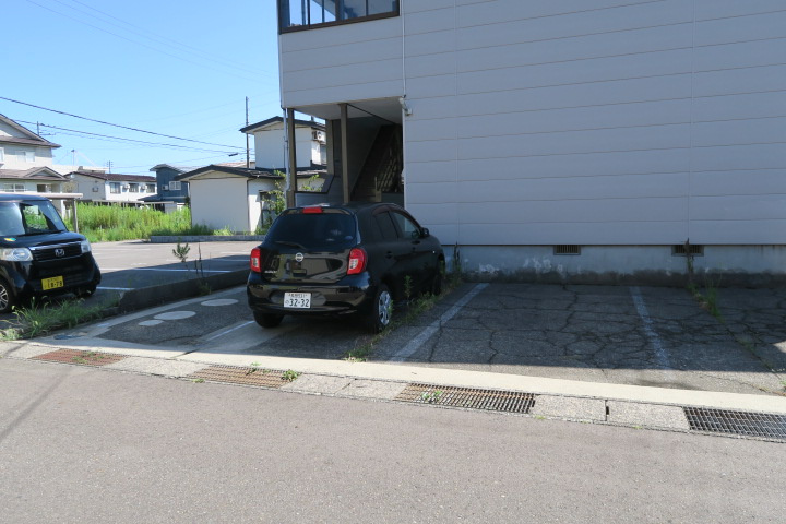 ハイツユニバースティの駐車場