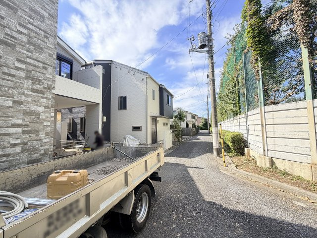 【前面道路含む現地写真】 | 練馬区貫井三丁目　新築一戸建住宅　全1棟　（成増店） | 自然環境と調和した良好な住環境
練馬区は子育て支援や公共施設の整備に力を入れた街です。
