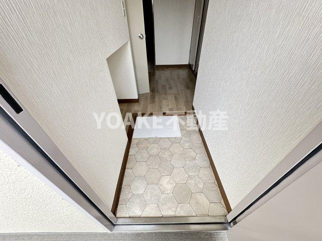 メゾンケイユーの玄関|別の階の写真となります。現況優先。