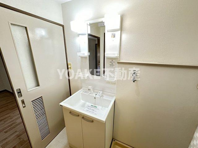 メゾンケイユーの洗面所|別の階の写真となります。現況優先。