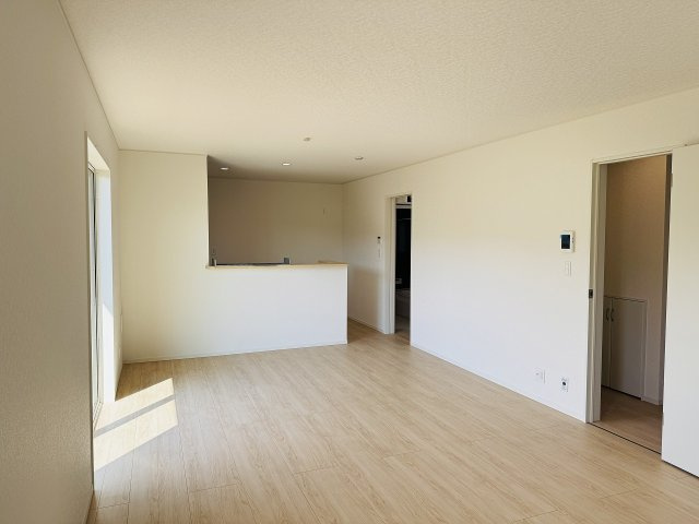 八王子市　宮下町　新築一戸建て　５期の居間・リビング|～17.5帖の明るいLDKで、家族団欒の時間をお過ごしいただけます～