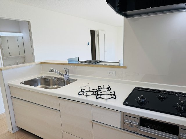 八王子市　宮下町　新築一戸建て　５期のキッチン|～３口コンロと広い調理台でお料理が捗ります～