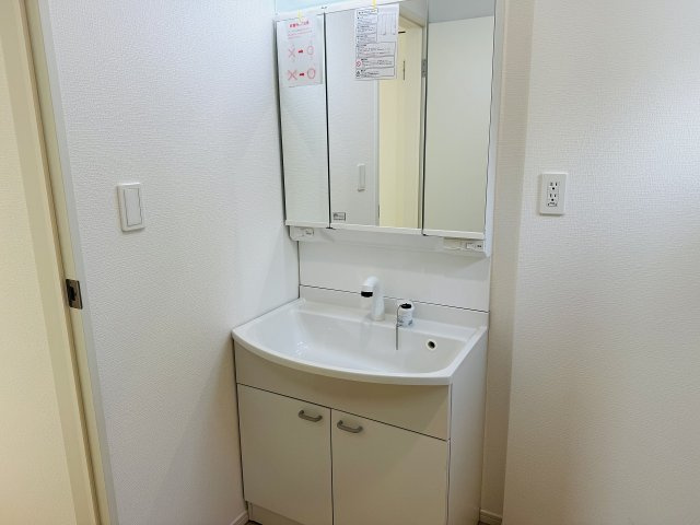 八王子市　宮下町　新築一戸建て　５期の独立洗面台|～３面鏡付きの独立洗面台　細々している物をスッキリ収納出来ます～
