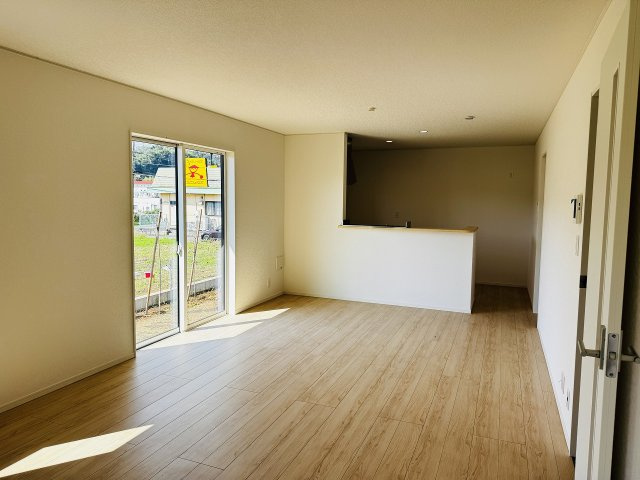八王子市　宮下町　新築一戸建て　５期の居間・リビング|～20帖の明るいLDKで、家族団欒の時間をお過ごしいただけます～