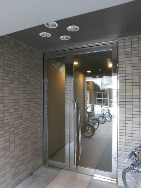 大阪市中央区材木町の賃貸マンションのエントランス