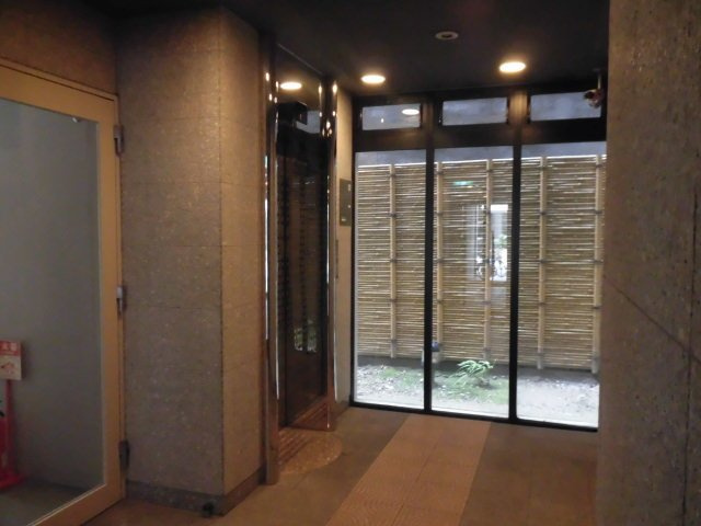 大阪市中央区材木町の賃貸マンションのエントランス