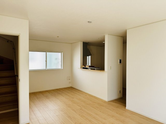 八王子市　宮下町　新築一戸建て　５期の居間・リビング|～17.5帖の明るいLDKで、家族団欒の時間をお過ごしいただけます～