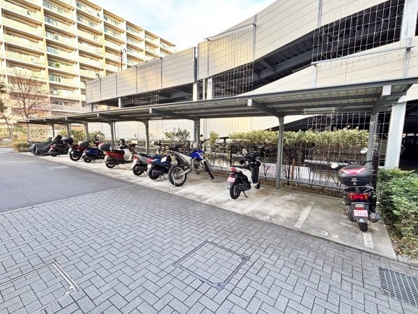 敷地内のバイク置場