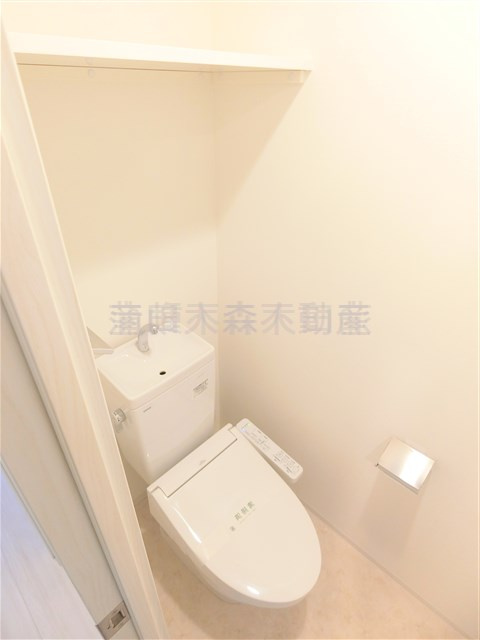 LIBR GRANT羽田のトイレ|棚と温水洗浄便座付きのトイレ　