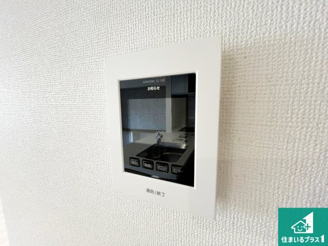 即日案内可能■彦根市正法寺町　第1期　新築一戸建ての防犯設備|カラーモニターインターホン！声だけでなく来訪者の姿や顔がモニターで確認できるので、小さなお子様がいらっしゃるご家庭でも安心できます！