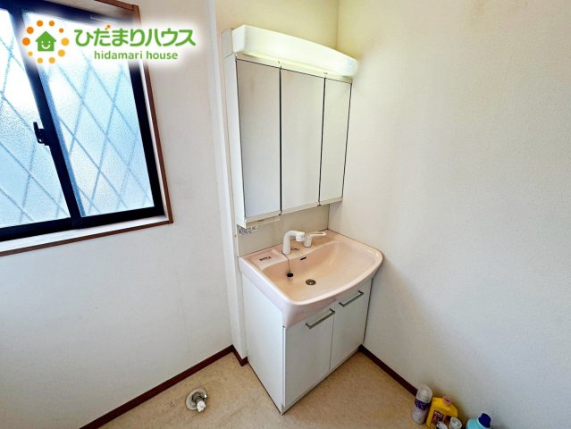 上尾市大谷本郷　二世帯中古戸建の独立洗面台|三面鏡付きの独立洗面台で朝の身支度も捗りますね。