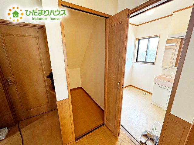 上尾市大谷本郷　二世帯中古戸建の収納|廊下収納になります。