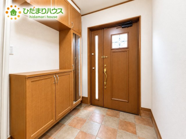 上尾市大谷本郷　二世帯中古戸建の玄関|明るい玄関です。
※AI加工で家具等を消しております。