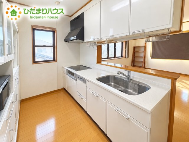 上尾市大谷本郷　二世帯中古戸建のキッチン|2Fキッチンです。1F同様食洗機付きです。
※AI加工で家具等を消しております。