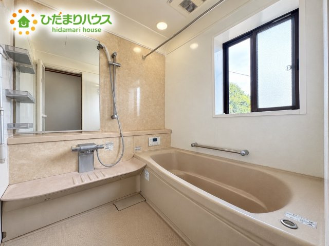 上尾市大谷本郷　二世帯中古戸建の浴室|1日の疲れを癒せる浴室となっております。
※AI加工で家具等を消しております。