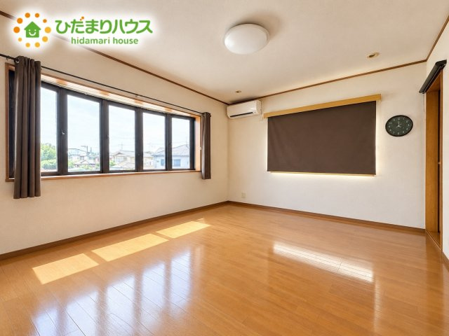 上尾市大谷本郷　二世帯中古戸建の居間・リビング|2Fリビングです。明るく開放感があります。
※AI加工で家具等を消しております。