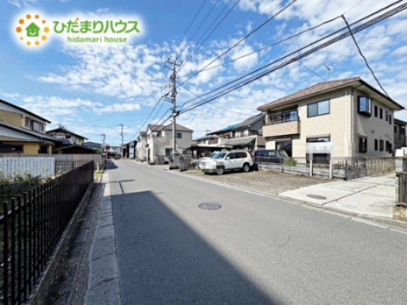 上尾市大谷本郷　二世帯中古戸建の前面道路含む現地写真|前面道路も広く駐車時にも困りませんね。