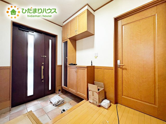 上尾市大谷本郷　二世帯中古戸建の玄関|小窓から光が差し込む明るい玄関です。