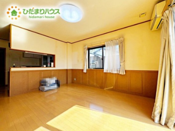 上尾市大谷本郷　二世帯中古戸建の居間・リビング|1Fリビングです。ぽかぽかして過ごしやすい空間です。