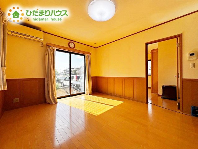 上尾市大谷本郷　二世帯中古戸建の居間・リビング|温かみのある空間です。