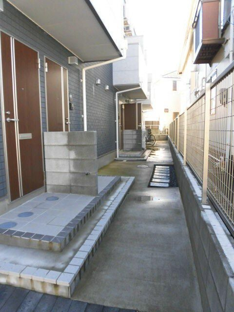 柏市今谷上町のアパートのエントランス