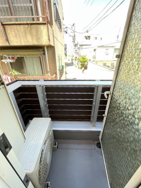 新宿区上落合３丁目のアパートのバルコニー