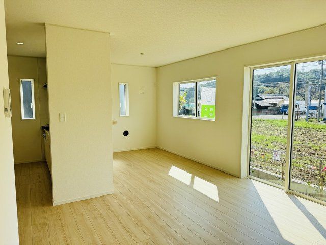 八王子市　宮下町　新築一戸建て　５期の居間・リビング|～17.2帖の明るいLDKで、家族団欒の時間をお過ごしいただけます～
