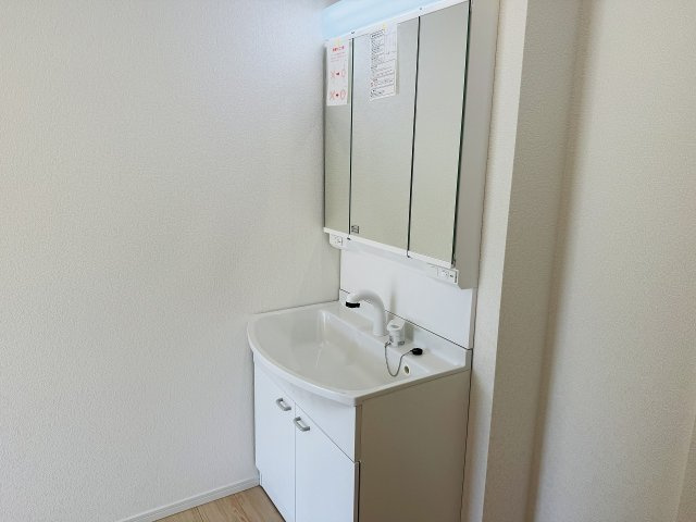 八王子市　宮下町　新築一戸建て　５期の独立洗面台|～３面鏡付きの独立洗面台　細々している物をスッキリ収納出来ます～