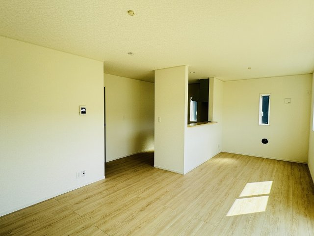 八王子市　宮下町　新築一戸建て　５期の居間・リビング|～17.2帖の明るいLDKで、家族団欒の時間をお過ごしいただけます～