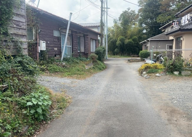 【外観】 | 太井売地 | 土地の前の道路に消火栓が設置されていることがあります。この場合、道路交通法第45条第1項により、駐車禁止の場所が指定されています。そのため、車庫などの駐車スペースをつくることができない場合があります。