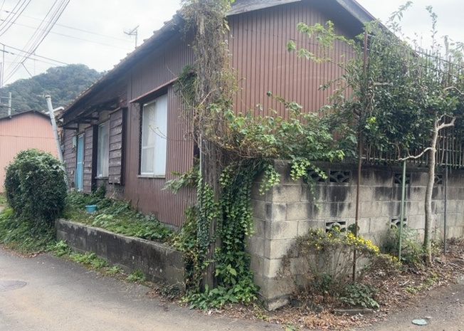 【外観】 | 太井売地 | 現地に行くなら、物件の周囲の地形がどうなっているかを見ることも大切です。周辺より低くなっている土地では、大雨などで水が集まりやすいため、地盤が弱くなっているということも考えられるため、注意が必要です。