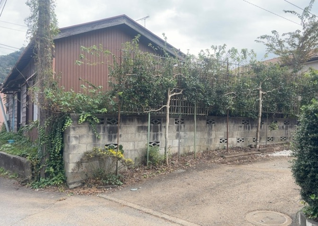 【外観】 | 太井売地 | 物件の詳細については、現地を見てわかること以外に、役所や法務局などで調べないとわからないことがあります。そのため、現地に行く場合は、もしこの物件を買ったらどのような生活ができるかをイメージしましょう。