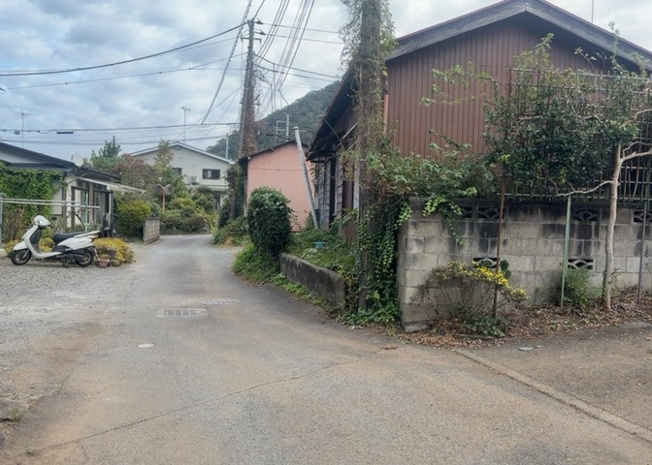 【外観】 | 太井売地 | 隣家の土地はどうなっているのか、生活利便施設が近くにあるのか、学校まで近いかなど、お客様のライフスタイルにあわせたイメージが重要です。また、近くにあると困る施設が近くにないかも確認するといいでしょう。