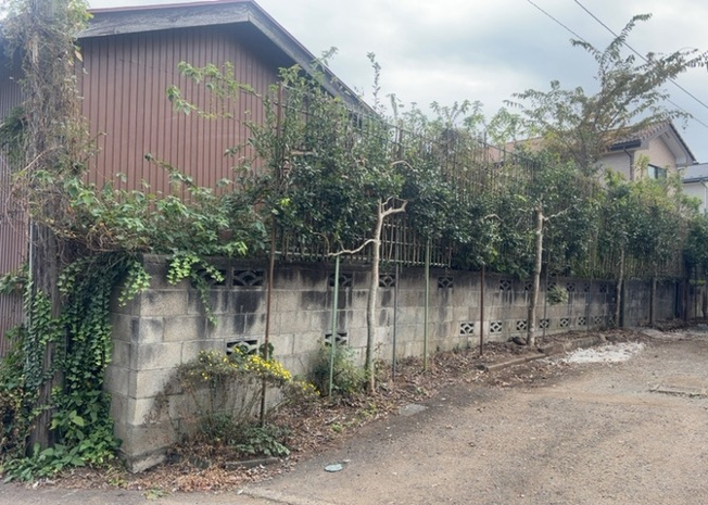 【外観】 | 太井売地 | 土地購入を検討されている場合、境界杭がない状態で購入してしまうと境界確定測量をする必要があり、費用がかかります。購入の前に、売主、隣土地所有者立ち合いのもと境界を確定し境界杭を設置するのがベストです。