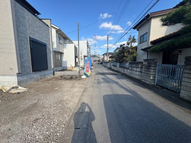 ブルーミングガーデン宇都宮陽東3丁目2棟1期1号棟の前面道路含む現地写真