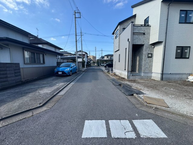 ブルーミングガーデン宇都宮陽東3丁目2棟1期1号棟の前面道路含む現地写真