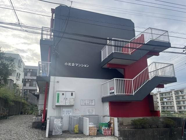 小比企マンションの外観