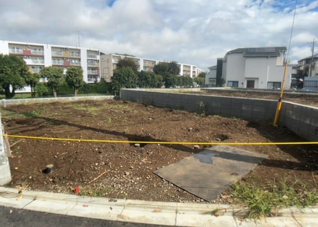 【バルコニー】 | 本町田新築戸建 | バルコニーは、室外の専用スペースのうち、「屋根がなく開放された空間」であるものを指します。ベランダより広いタイプのものが多く、日当たりもよいため家庭菜園などを楽しみたい人にとって適した環境となります。