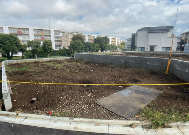 【冷暖房・空調設備】 | 本町田新築戸建 | 基礎パッキング工法とは、床下の換気確保のため基礎と土台の間に緩衝材を挟み込む工法です。土台の下に数十センチの間隔で設置されるため、全体的な隙間が生まれます。床下換気口に比べて高い通気性が確保されます。
