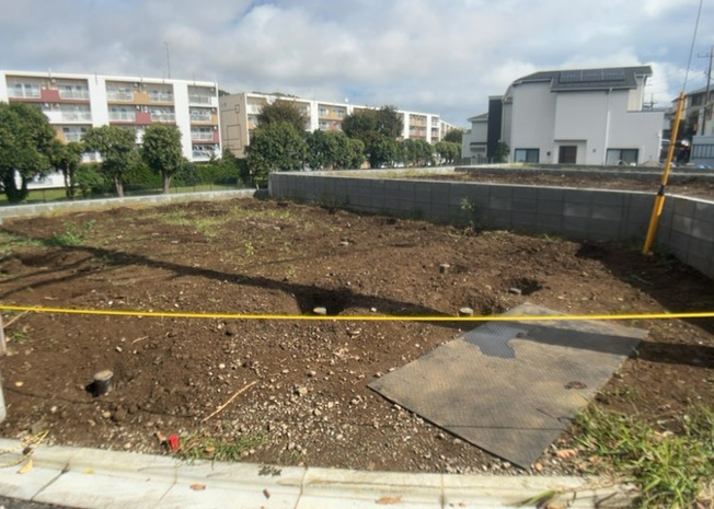 【外観】 | 本町田新築戸建 | 物件の詳細については、現地を見てわかること以外に、役所や法務局などで調べないとわからないことがあります。そのため、現地に行く場合は、もしこの物件を買ったらどのような生活ができるかをイメージしましょう。